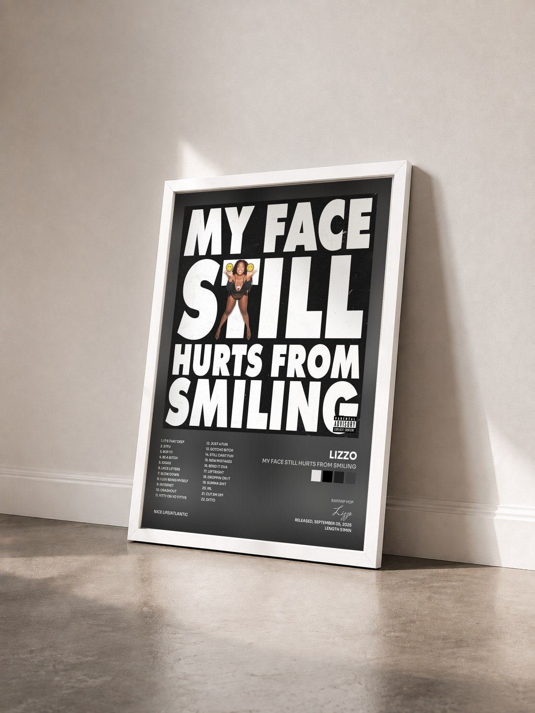 #blanc MY FACE STILL HURTS FROM SMILING di Lizzo in stampa incorniciata vista di tre quarti, cornice bianca