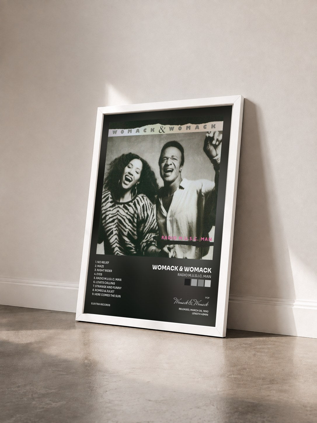 #blanc Tableau de l'album Radio M.U.S.I.C. Man de Womack & Womack vu de trois quarts, cadre blanc