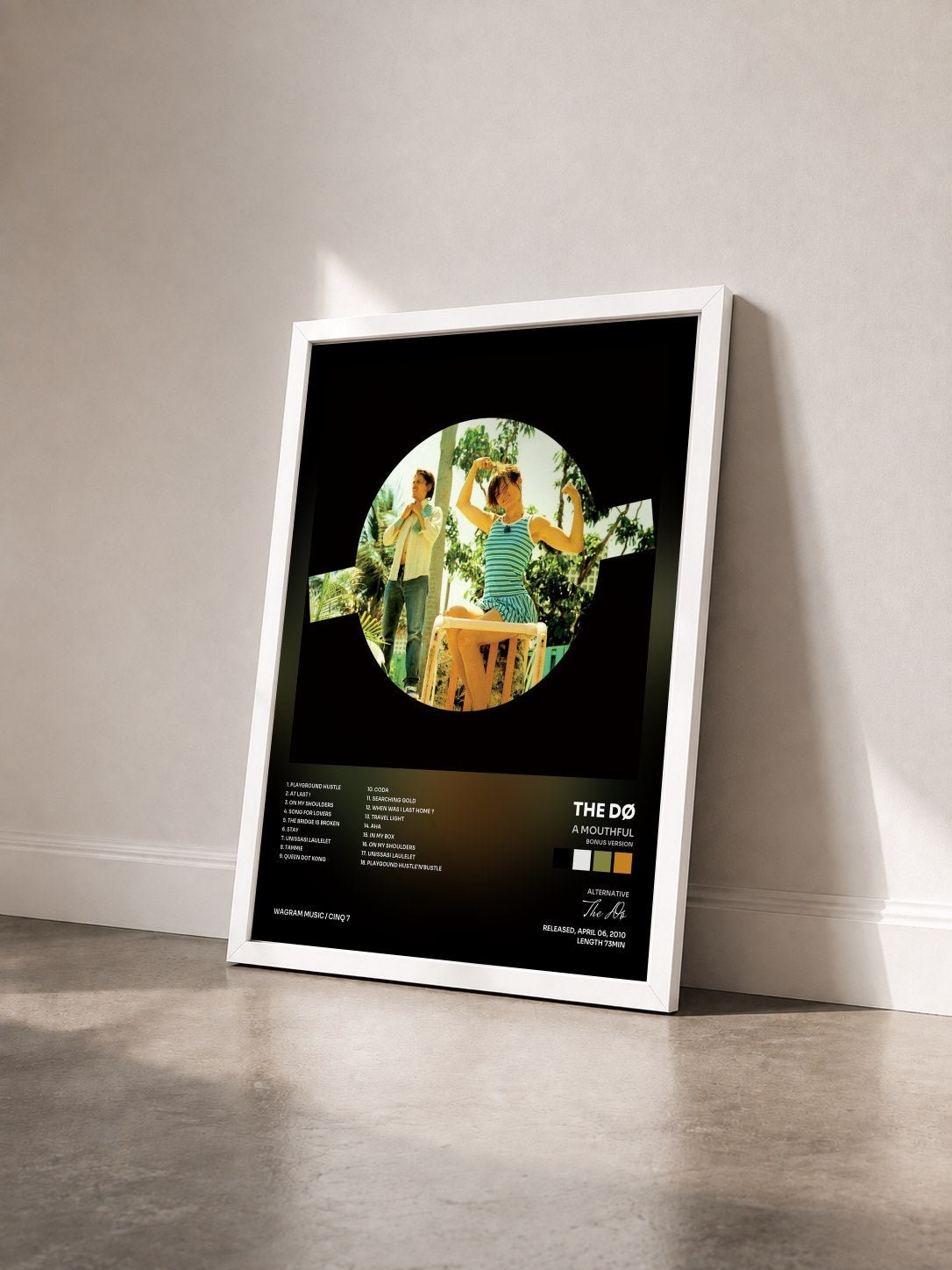 #blanc Tableau de l'album A Mouthful (Bonus version) de The Dø vu de trois quarts, cadre blanc