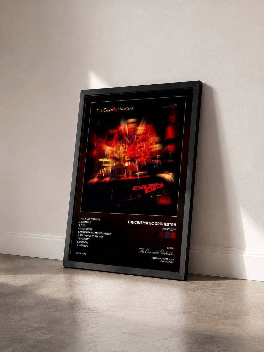 #noir Tableau de l'album Every Day de The Cinematic Orchestra vu de trois quarts, cadre noir