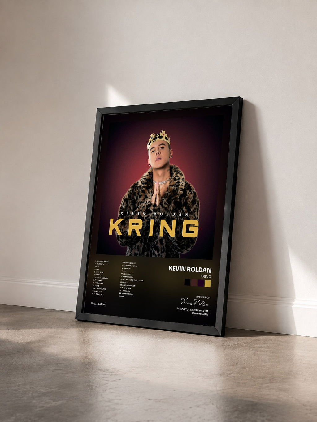 #noir Tableau de l'album KrING de Kevin Roldan vu de trois quarts, cadre noir