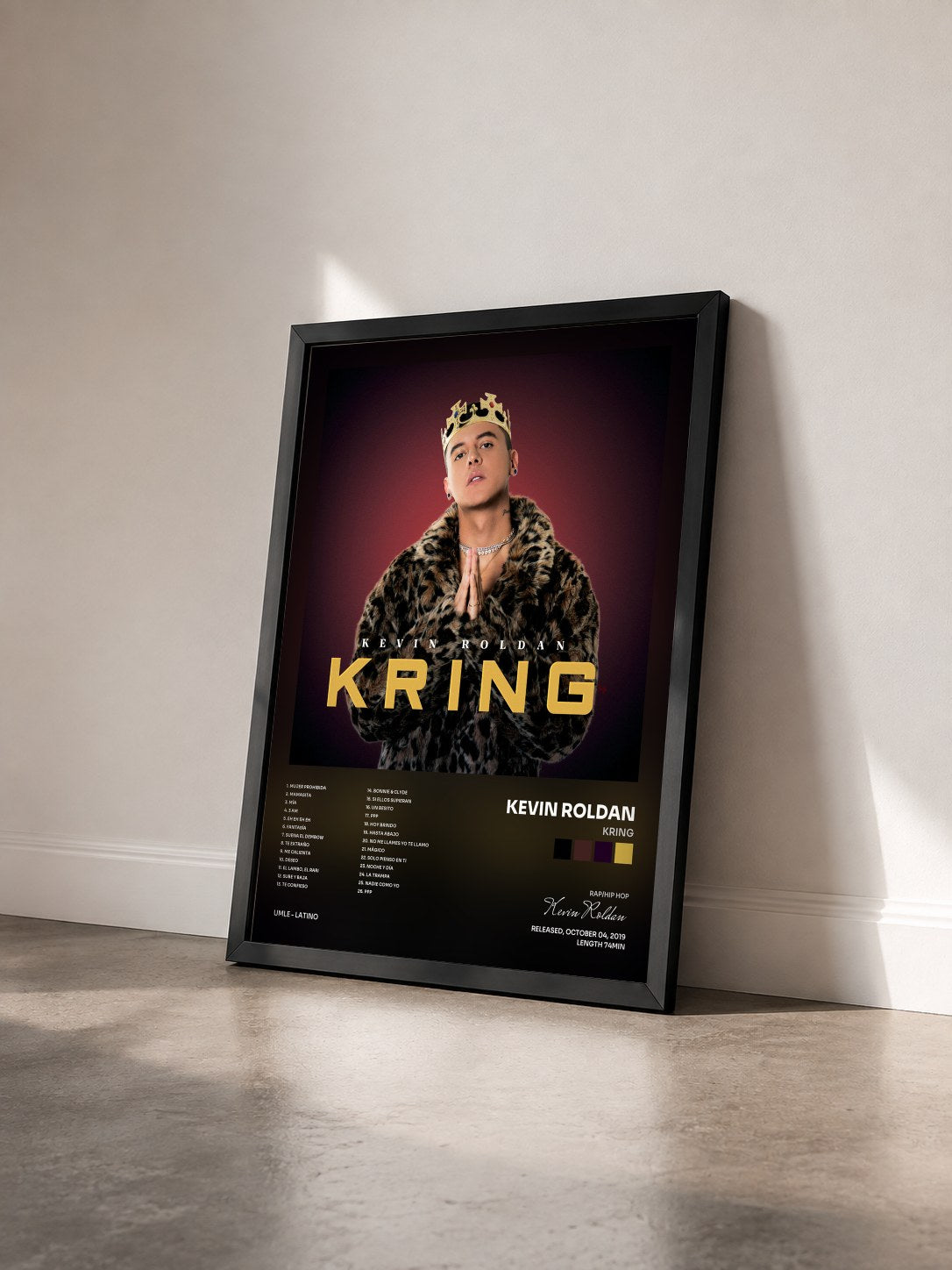 #noir Tableau de l'album KrING de Kevin Roldan vu de trois quarts, cadre noir