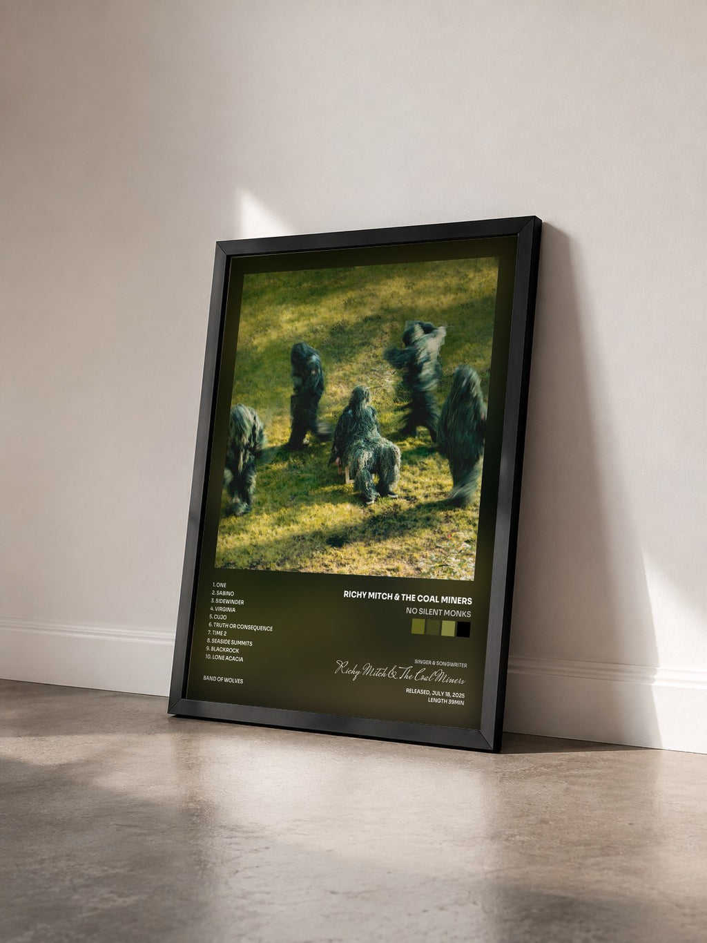 #noir Tableau de l'album No Silent Monks de Richy Mitch & The Coal Miners vu de trois quarts, cadre noir