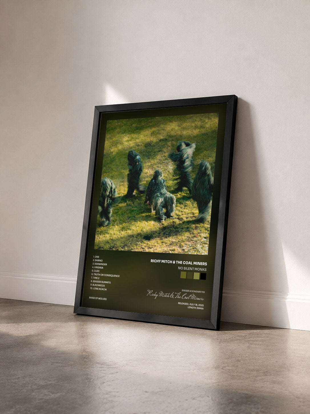 #noir Tableau de l'album No Silent Monks de Richy Mitch & The Coal Miners vu de trois quarts, cadre noir