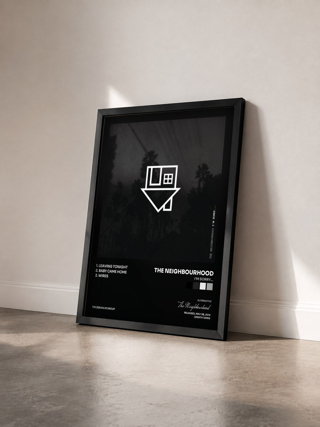 #noir Tableau de l'album I'm Sorry... de The Neighbourhood vu de trois quarts, cadre noir