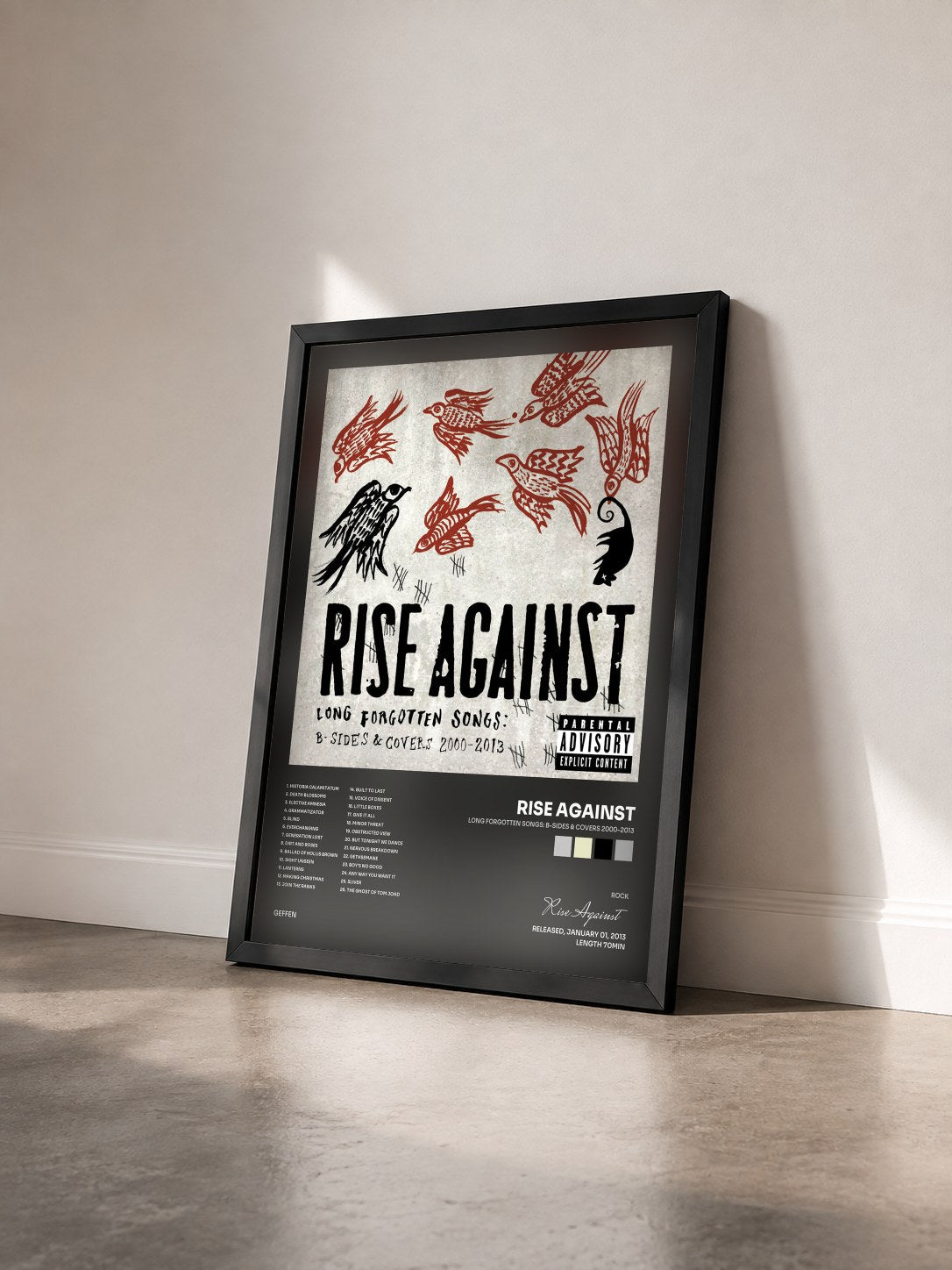 #noir Tableau de l'album Long Forgotten Songs: B-Sides & Covers 2000-2013 de Rise Against vu de trois quarts, cadre noir