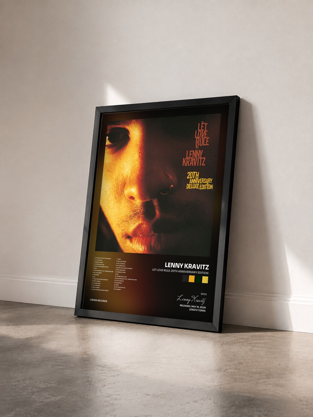 #noir Let Love Rule: 20th Anniversary Edition von Lenny Kravitz als gerahmter Kunstdruck von schräg gesehen, schwarzer Rahmen