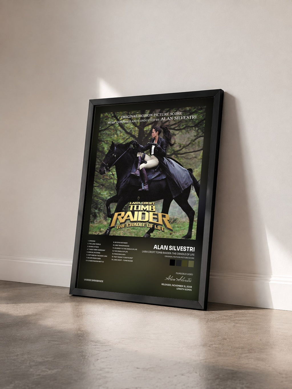 #noir Lara Croft Tomb Raider: The Cradle Of Life (Original Motion Picture Score) von Alan Silvestri als gerahmter Kunstdruck von schräg gesehen, schwarzer Rahmen