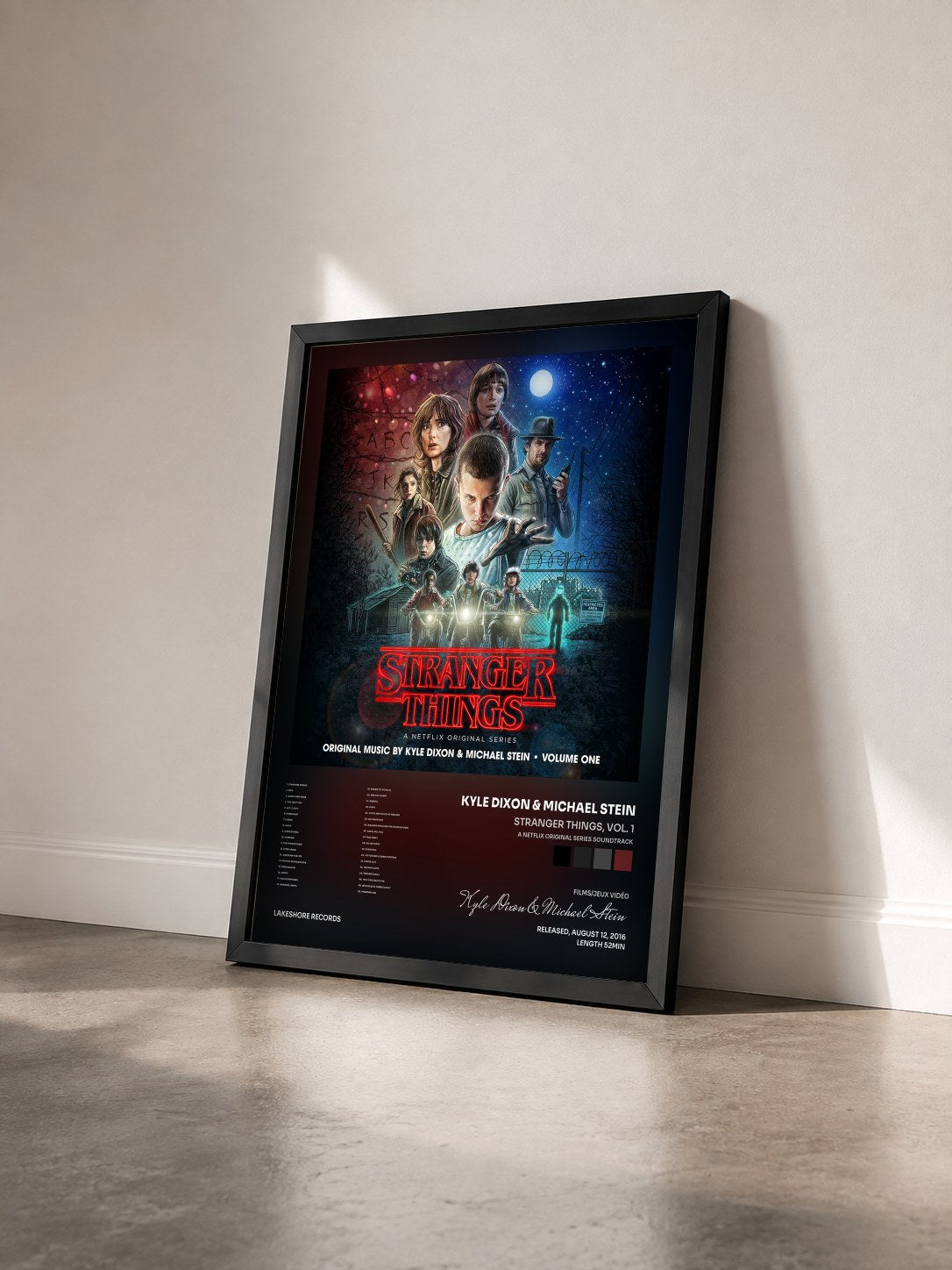 #noir Tableau de l'album Stranger Things, Vol. 1 (A Netflix Original Series Soundtrack) de Kyle Dixon & Michael Stein vu de trois quarts, cadre noir