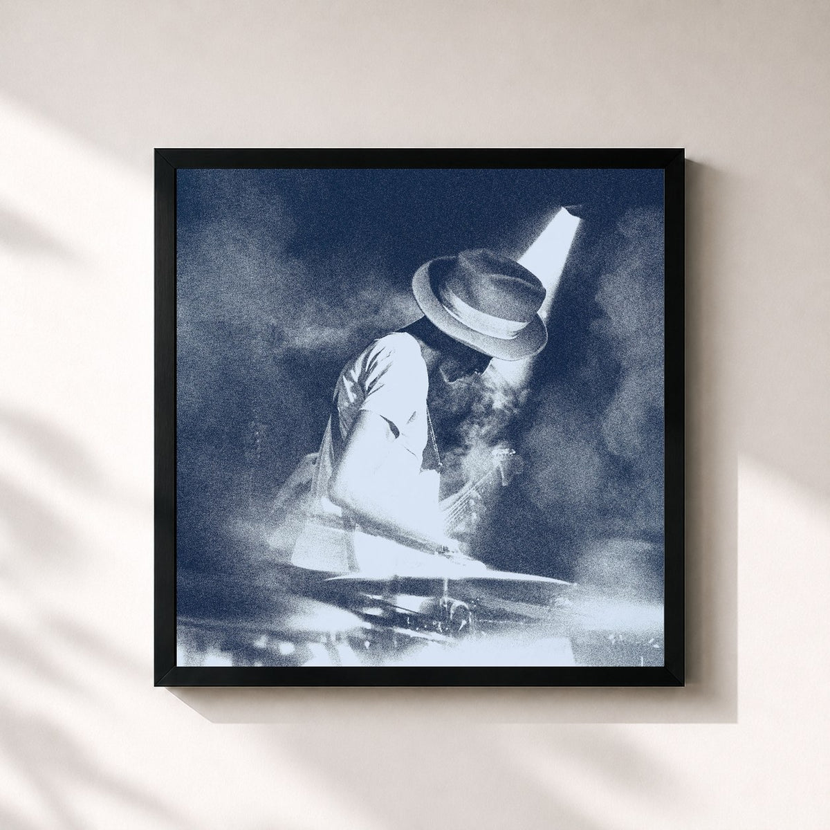 #noir Alive & Kicking de Keziah Jones en lámina cuadrada enmarcada, marco negro de 32x32 cm