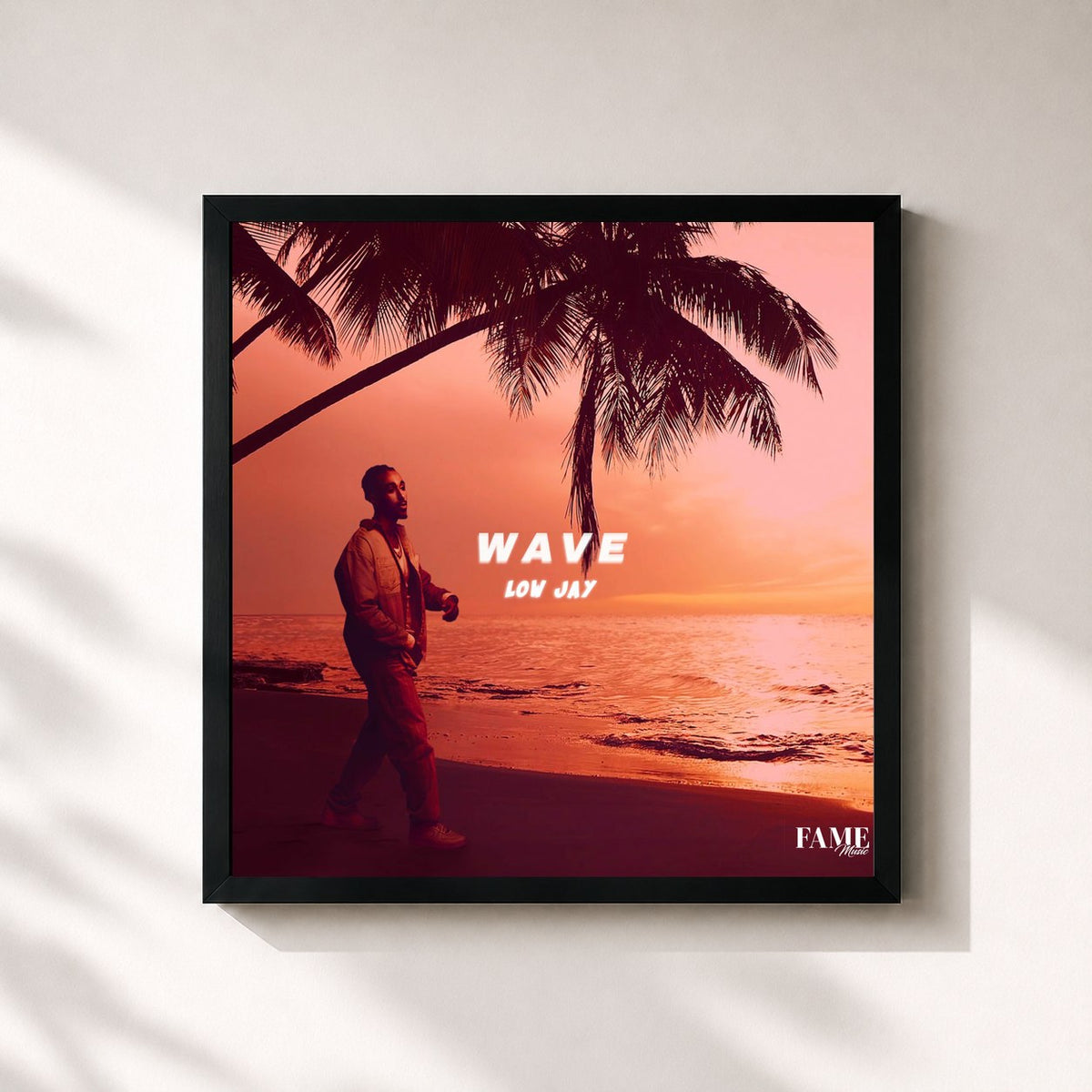 #noir WAVE de Low Jay en lámina cuadrada enmarcada, marco negro de 32x32 cm