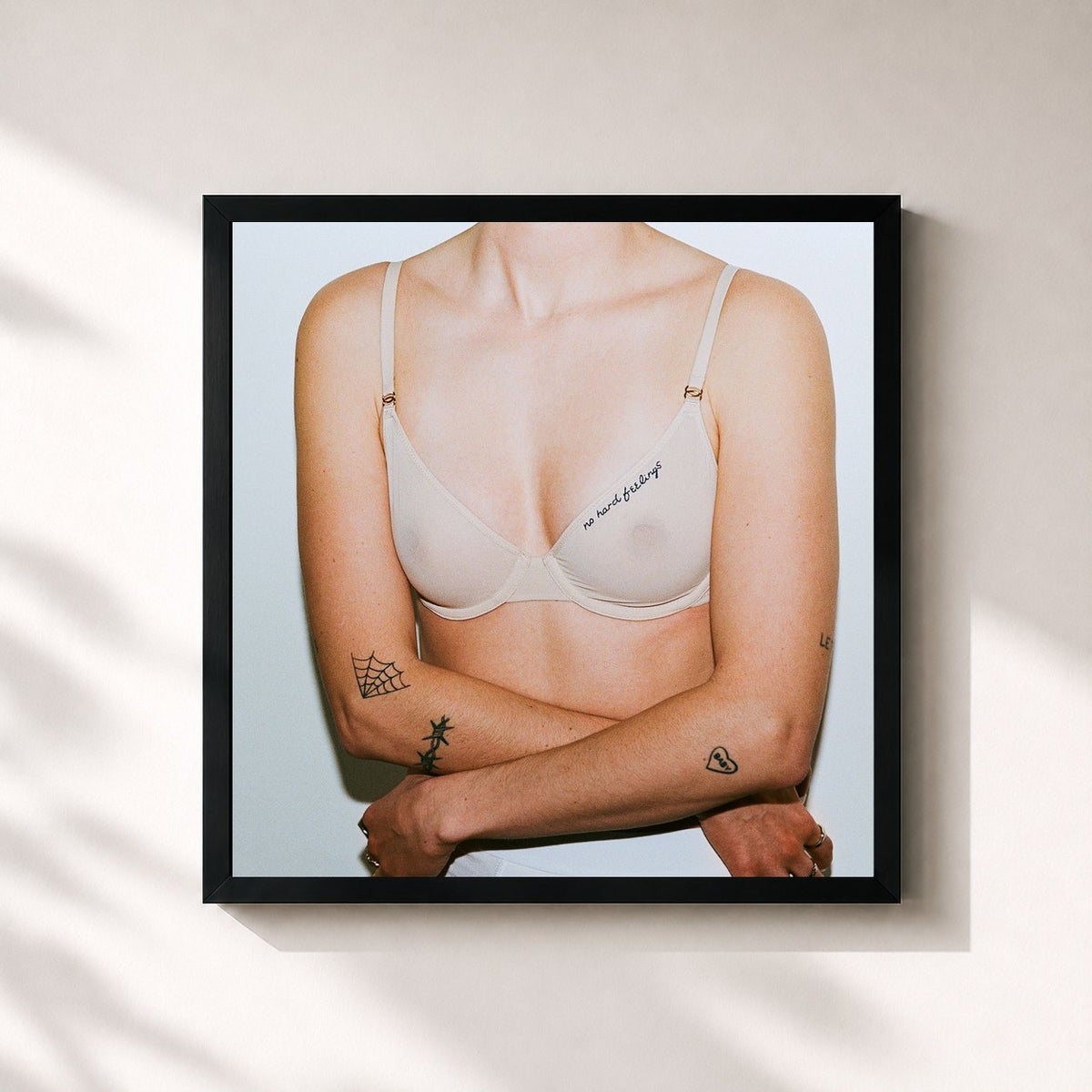 #noir No Hard Feelings (Deluxe) de the Beaches en lámina cuadrada enmarcada, marco negro de 32x32 cm