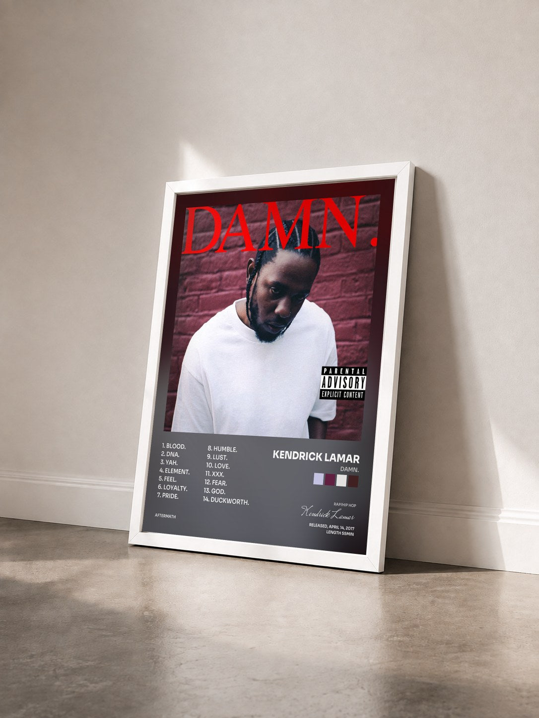 #blanc DAMN. di Kendrick Lamar in stampa incorniciata vista di tre quarti, cornice bianca