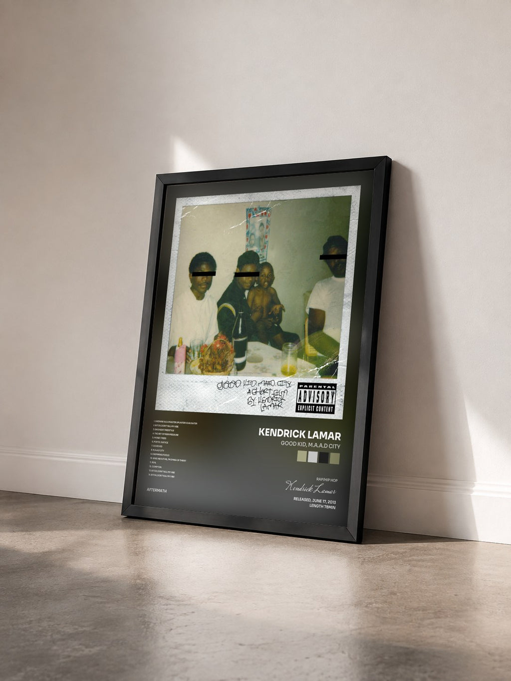 #noir good kid, m.A.A.d city von Kendrick Lamar als gerahmter Kunstdruck von schräg gesehen, schwarzer Rahmen