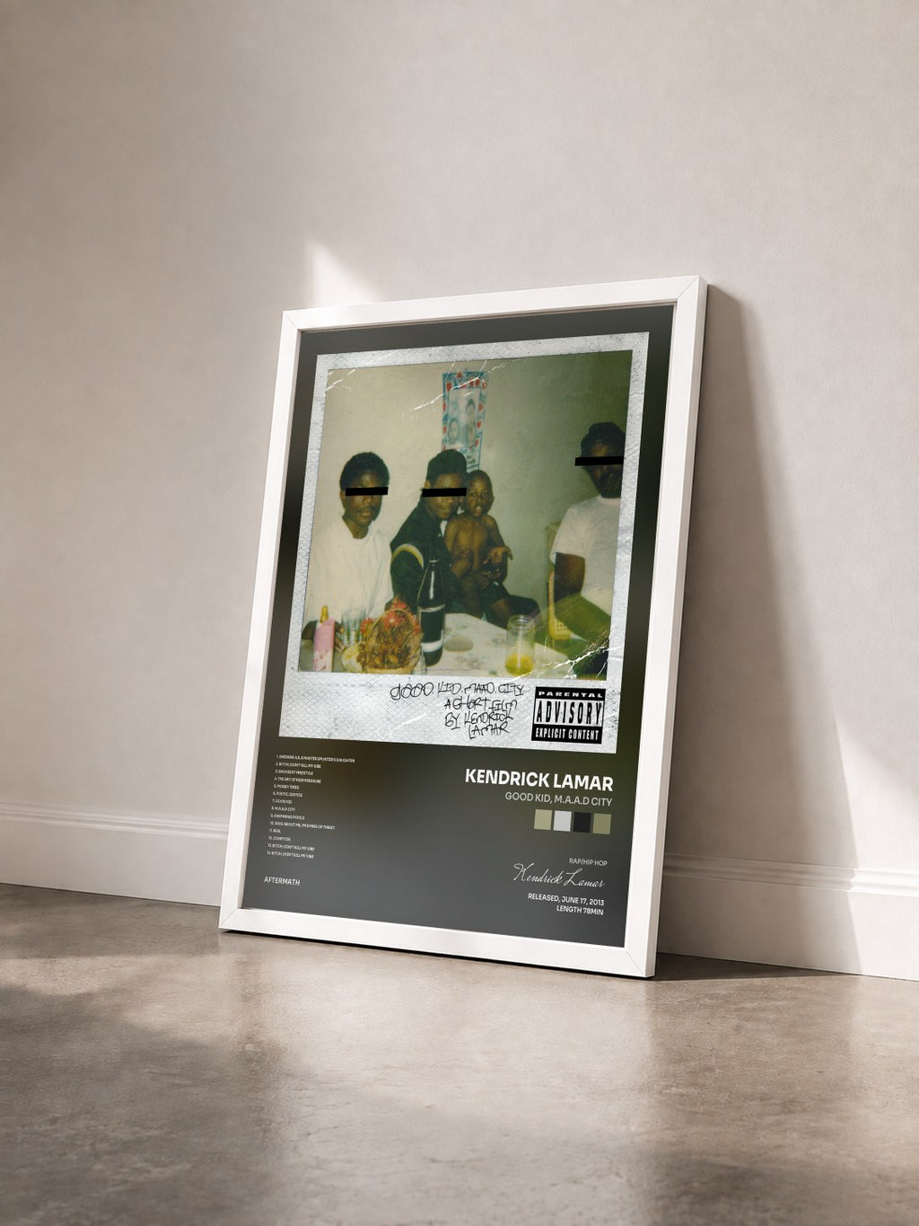 #blanc good kid, m.A.A.d city von Kendrick Lamar als gerahmter Kunstdruck von schräg gesehen, weißer Rahmen