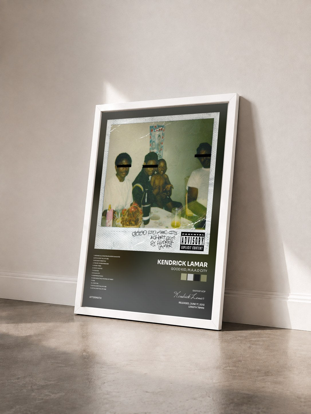 #blanc good kid, m.A.A.d city de Kendrick Lamar en lámina enmarcada vista de tres cuartos, marco blanco