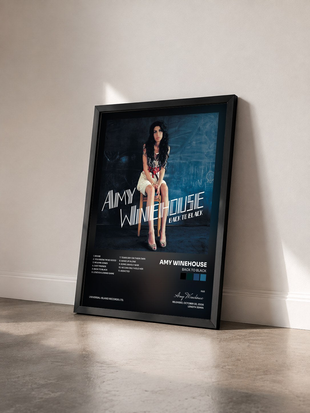 #noir Back To Black di Amy Winehouse in stampa incorniciata vista di tre quarti, cornice nera