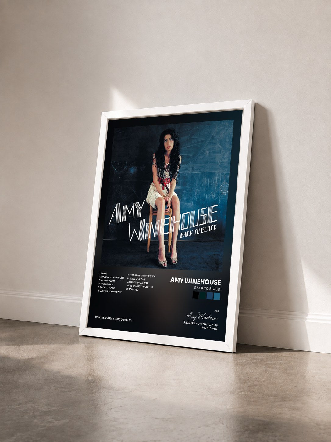 #blanc Back To Black di Amy Winehouse in stampa incorniciata vista di tre quarti, cornice bianca