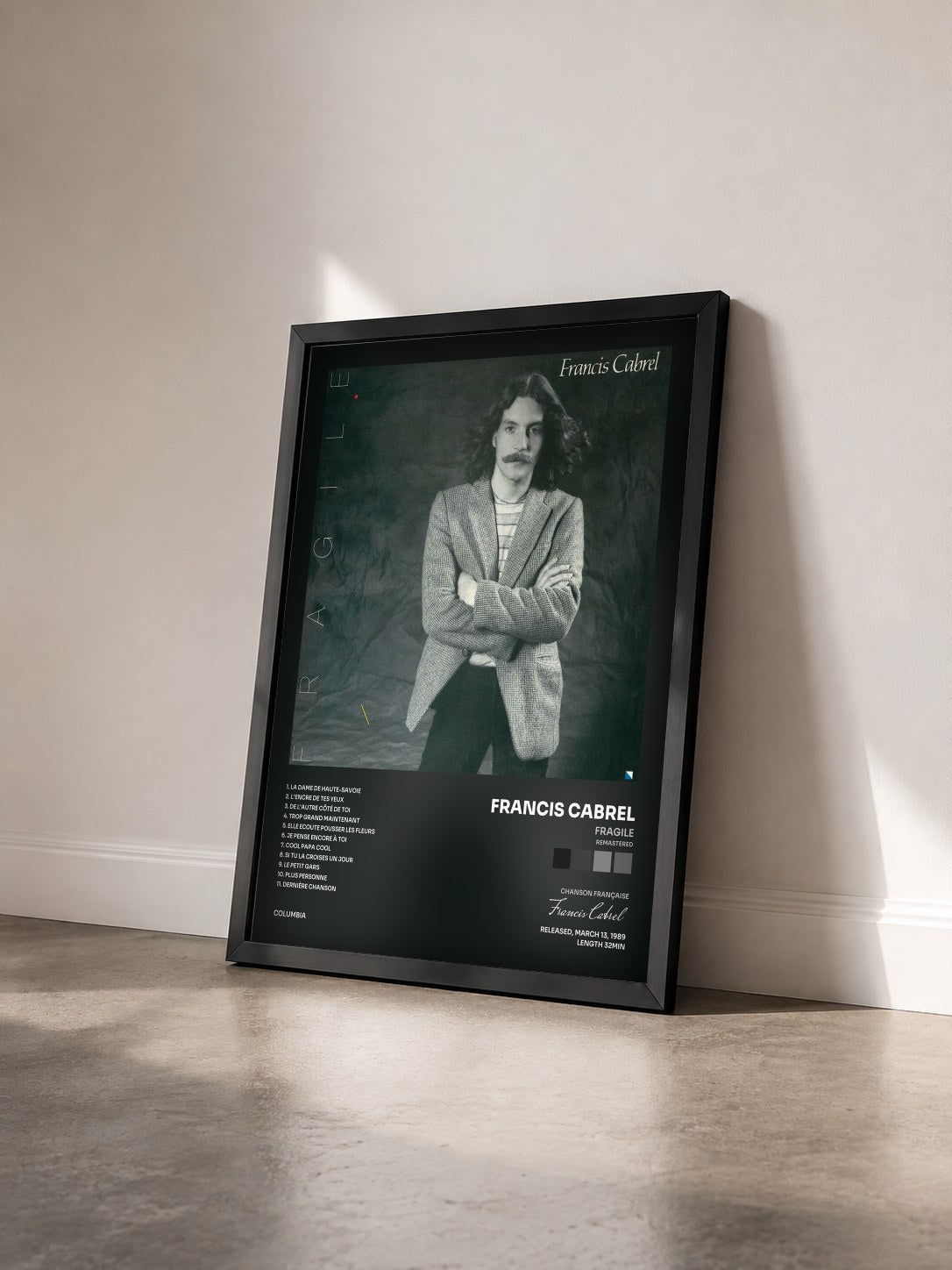 #noir Tableau de l'album Fragile (Remastered) de Francis Cabrel vu de trois quarts, cadre noir