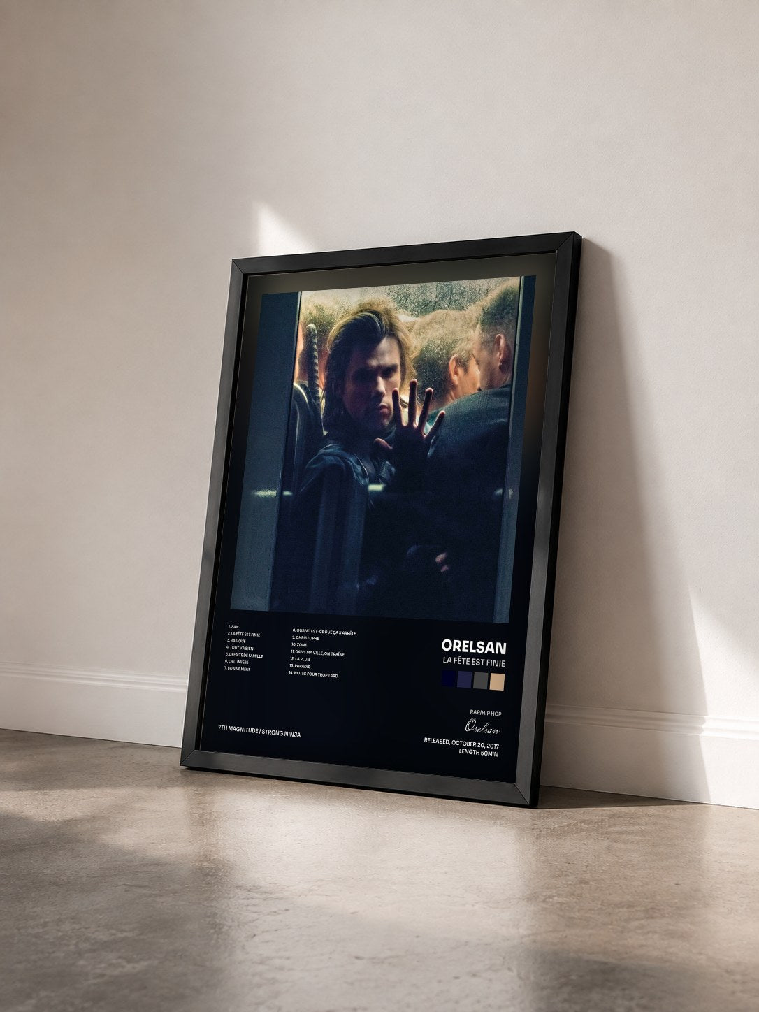 #noir Tableau de l'album La fête est finie de Orelsan vu de trois quarts, cadre noir