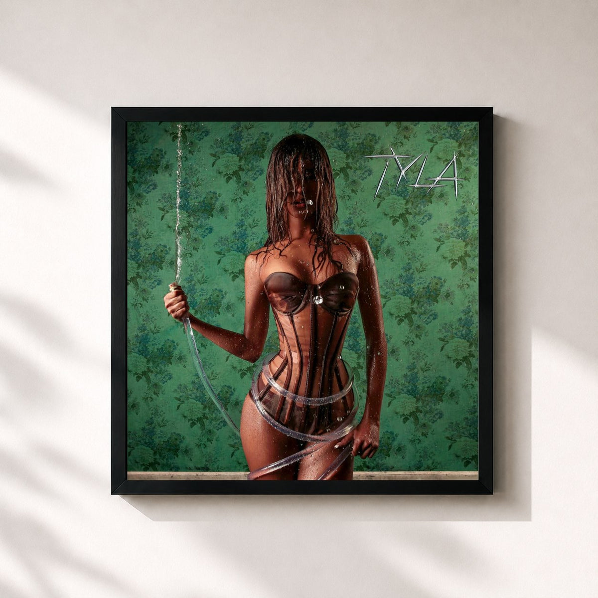 #noir TYLA de Tyla en lámina cuadrada enmarcada, marco negro de 32x32 cm