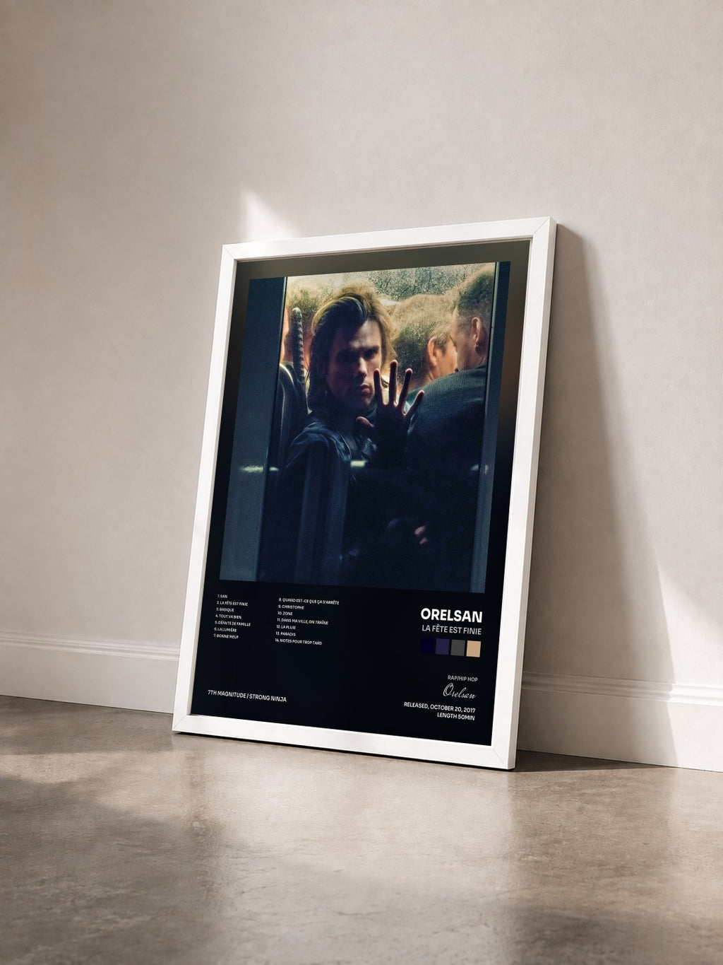 #blanc Tableau de l'album La fête est finie de Orelsan vu de trois quarts, cadre blanc