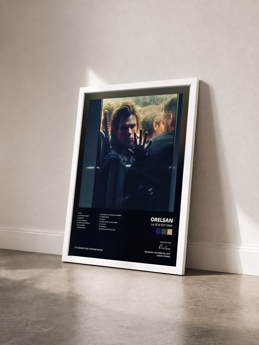 #blanc Tableau de l'album La fête est finie de Orelsan vu de trois quarts, cadre blanc
