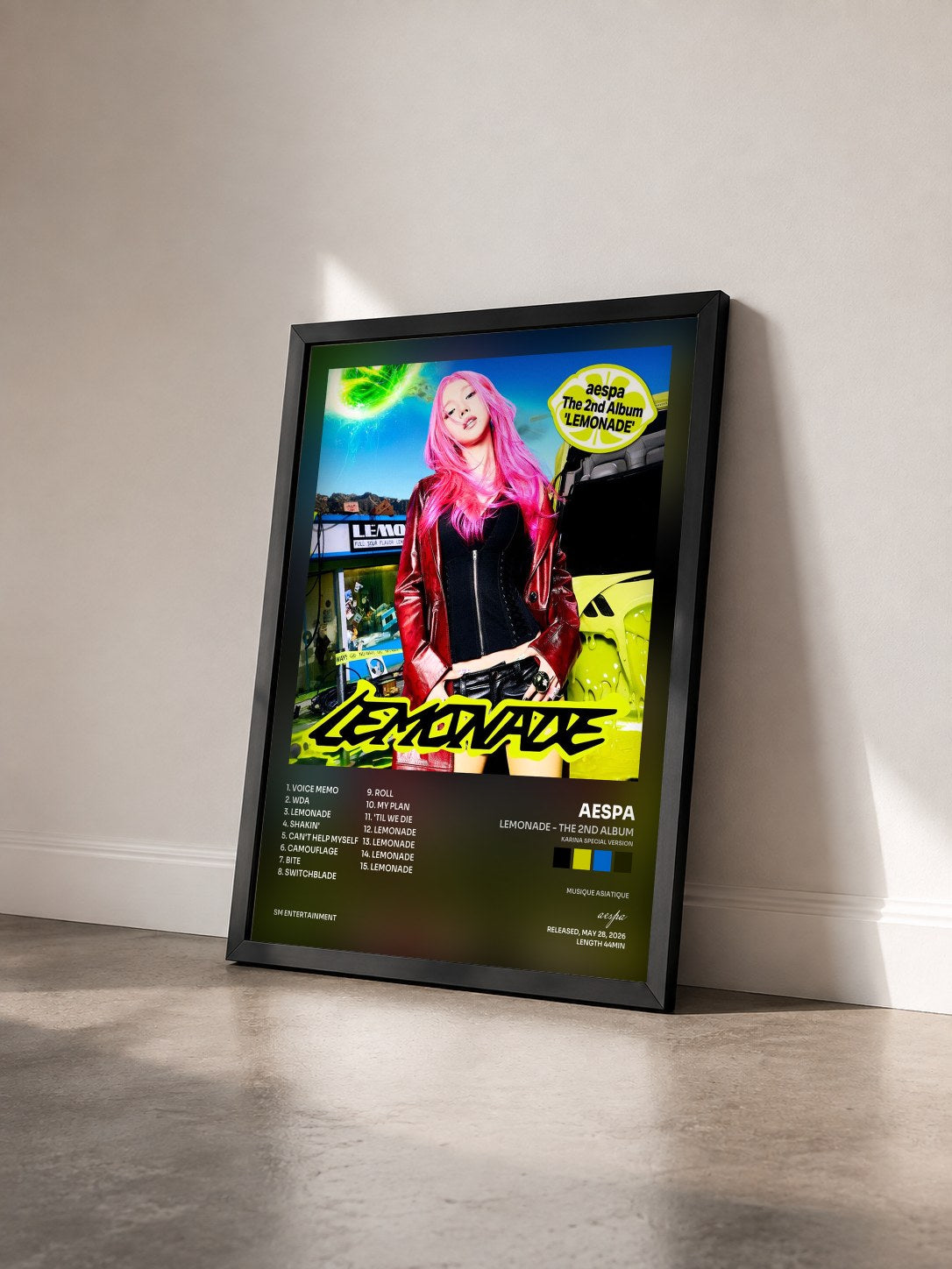 #noir Tableau de l'album LEMONADE - The 2nd Album (KARINA Special Version) de aespa vu de trois quarts, cadre noir