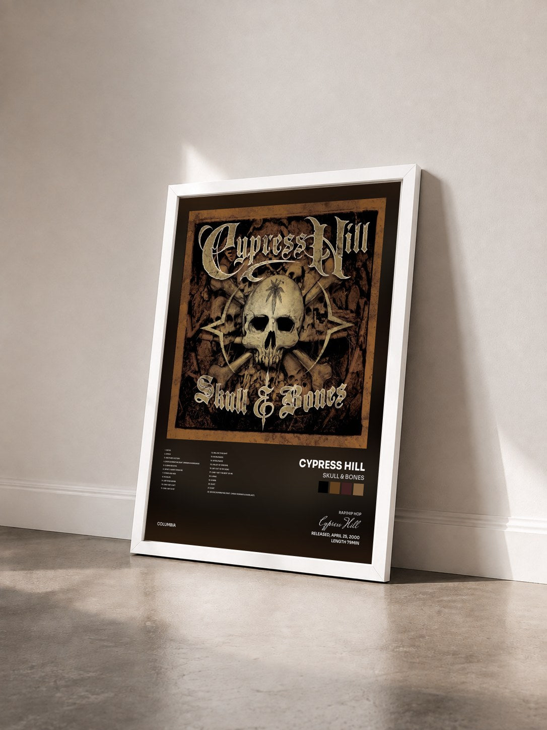 #blanc Skull & Bones di Cypress Hill in stampa incorniciata vista di tre quarti, cornice bianca