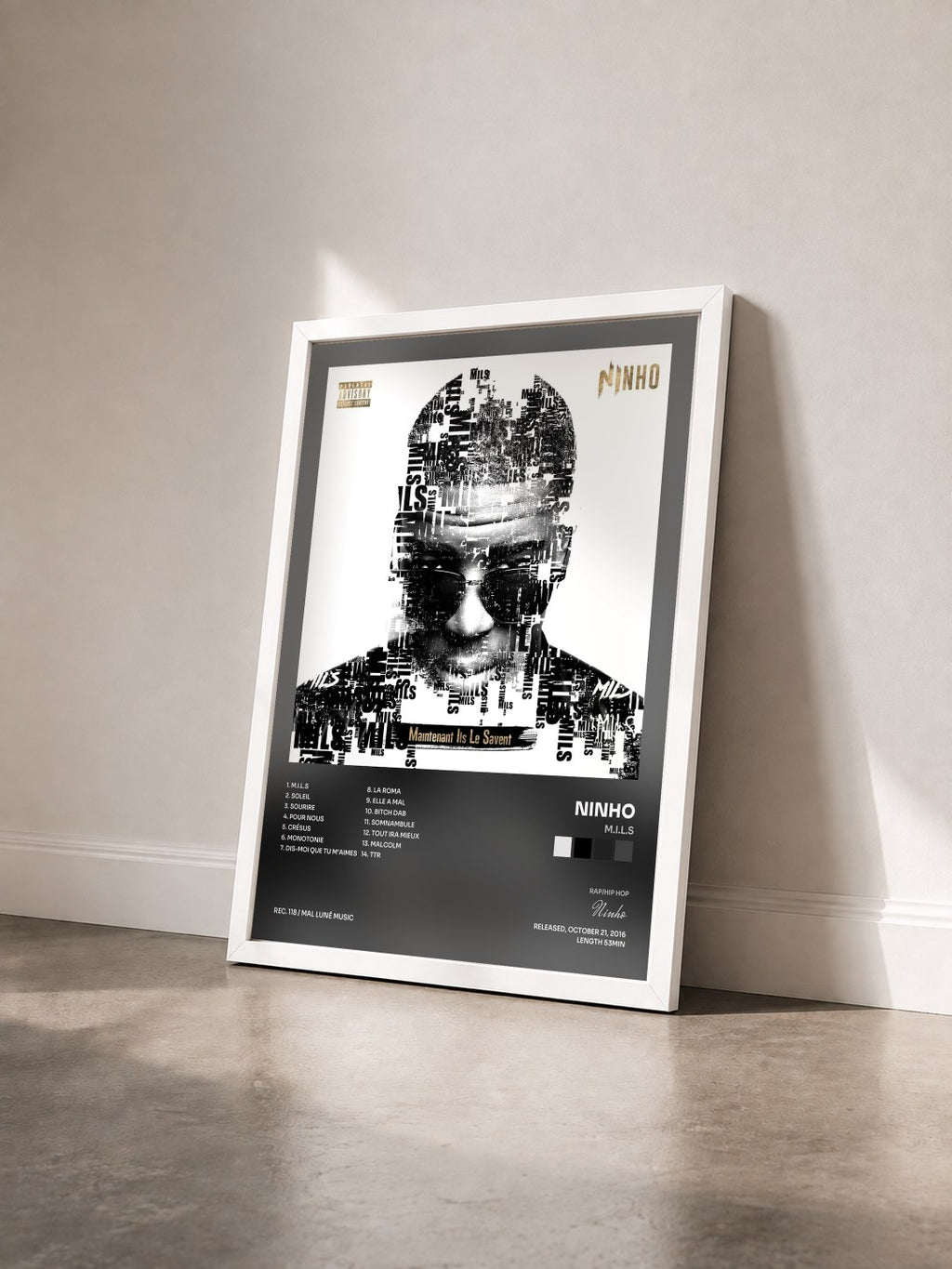 #blanc Tableau de l'album M.I.L.S de Ninho vu de trois quarts, cadre blanc