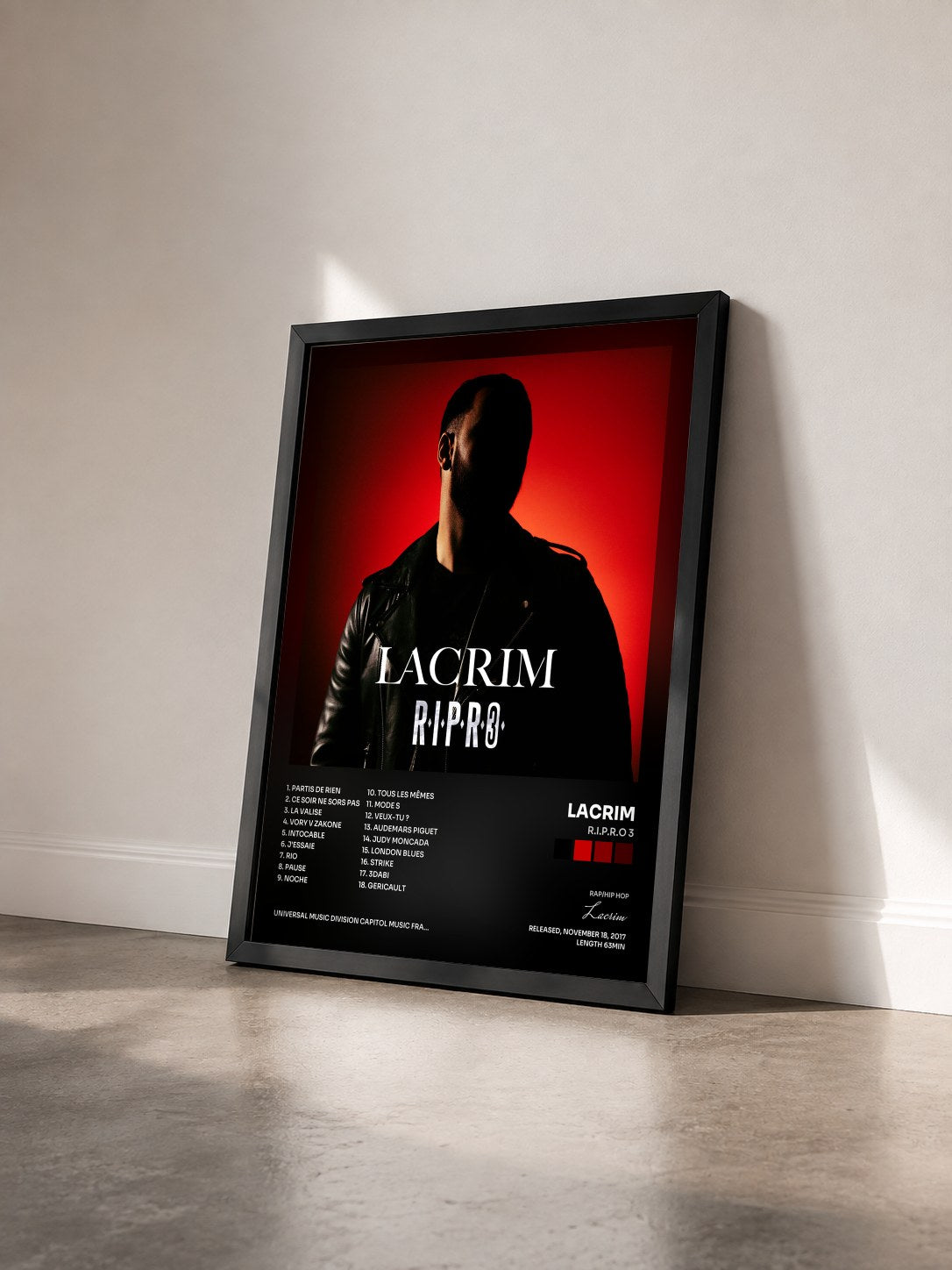 #noir R.I.P.R.O 3 di Lacrim in stampa incorniciata vista di tre quarti, cornice nera