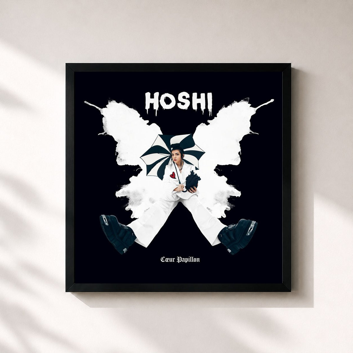 #noir Tableau carré de l'album Cœur papillon de Hoshi, cadre noir 32x32 cm