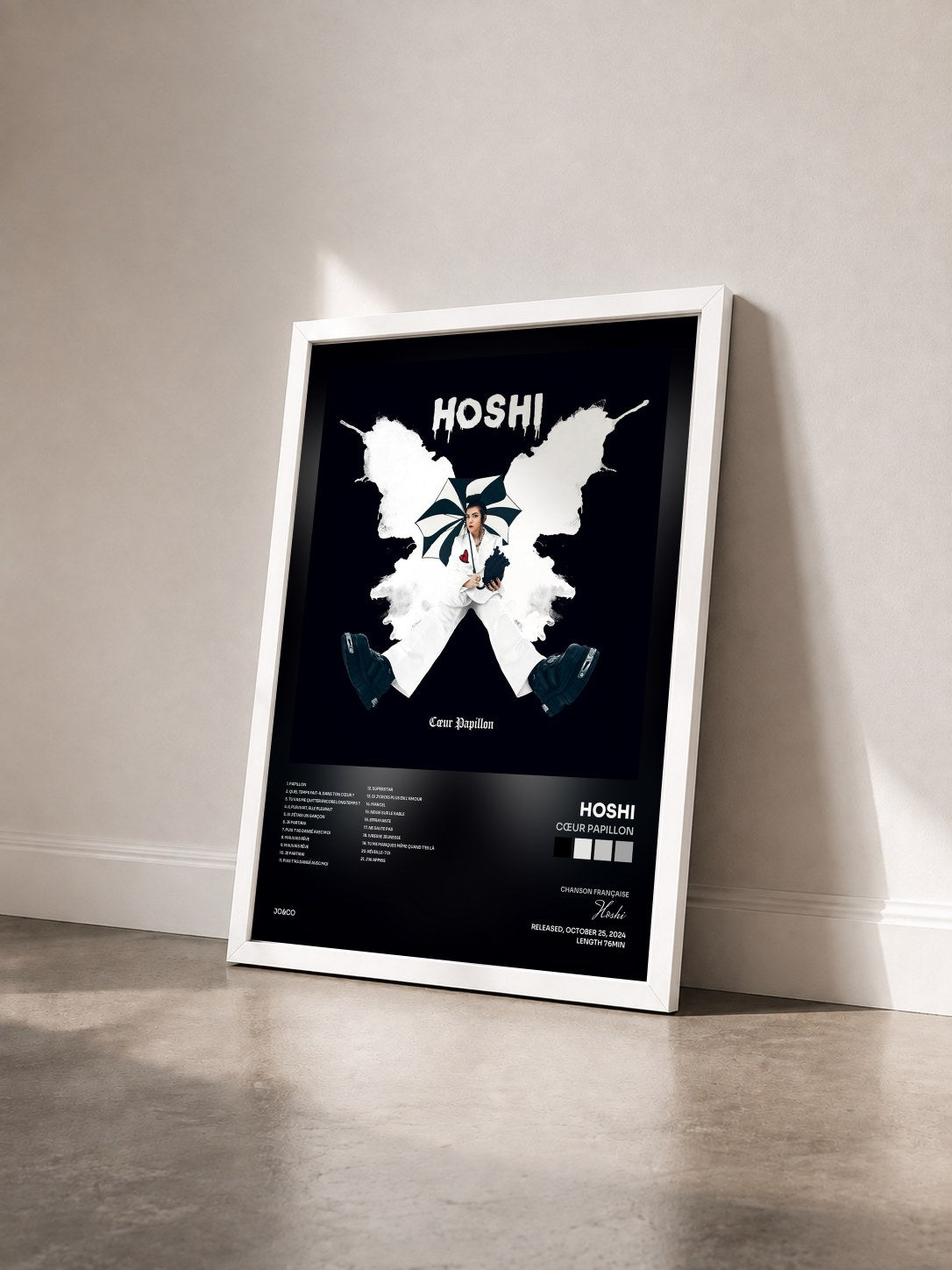#blanc Tableau de l'album Cœur papillon de Hoshi vu de trois quarts, cadre blanc