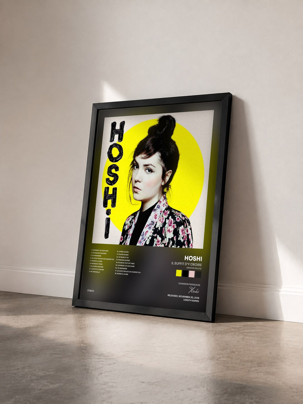 #noir Il suffit d'y croire (Version deluxe) di Hoshi in stampa incorniciata vista di tre quarti, cornice nera