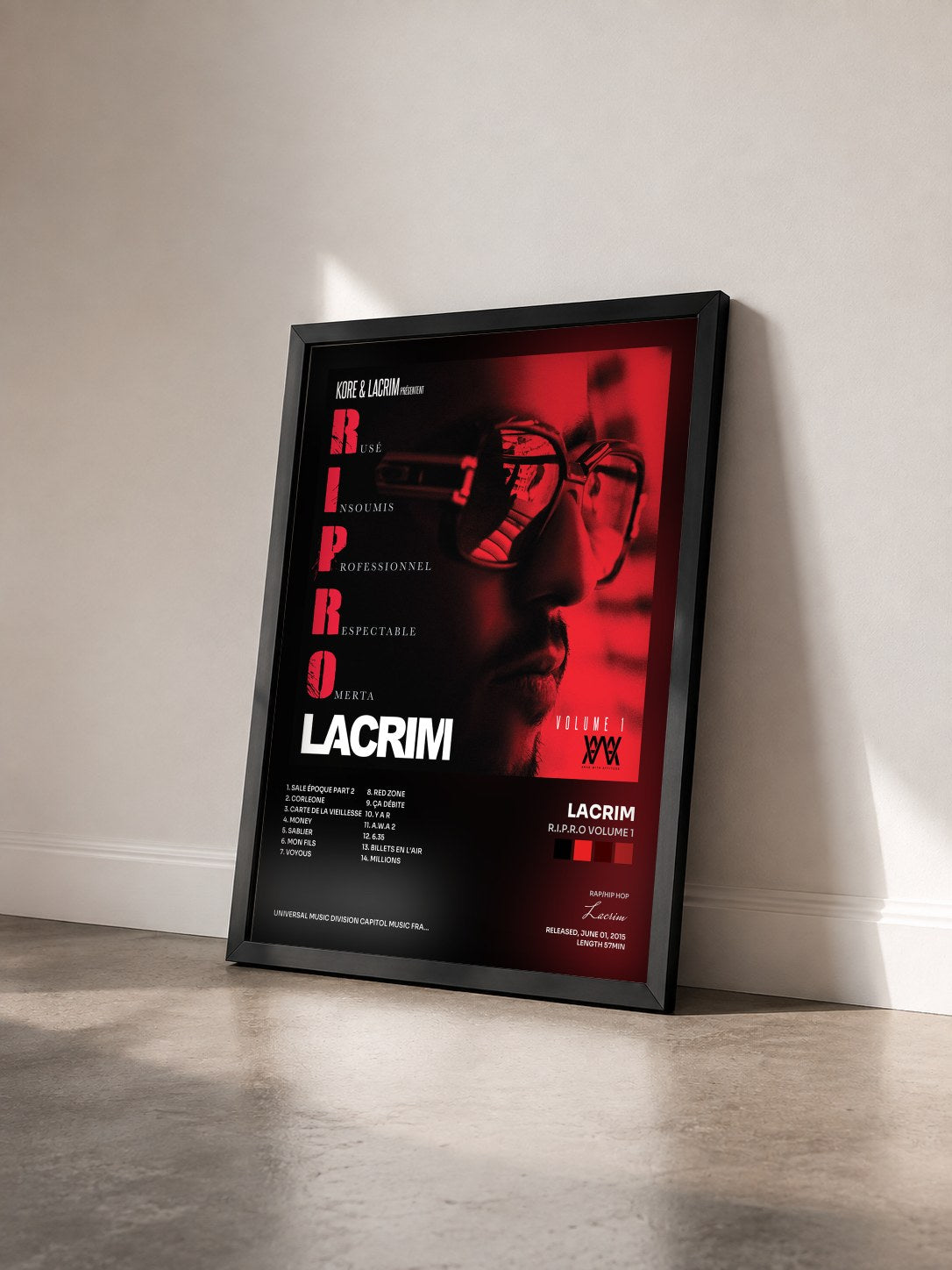 #noir R.I.P.R.O Volume 1 di Lacrim in stampa incorniciata vista di tre quarti, cornice nera