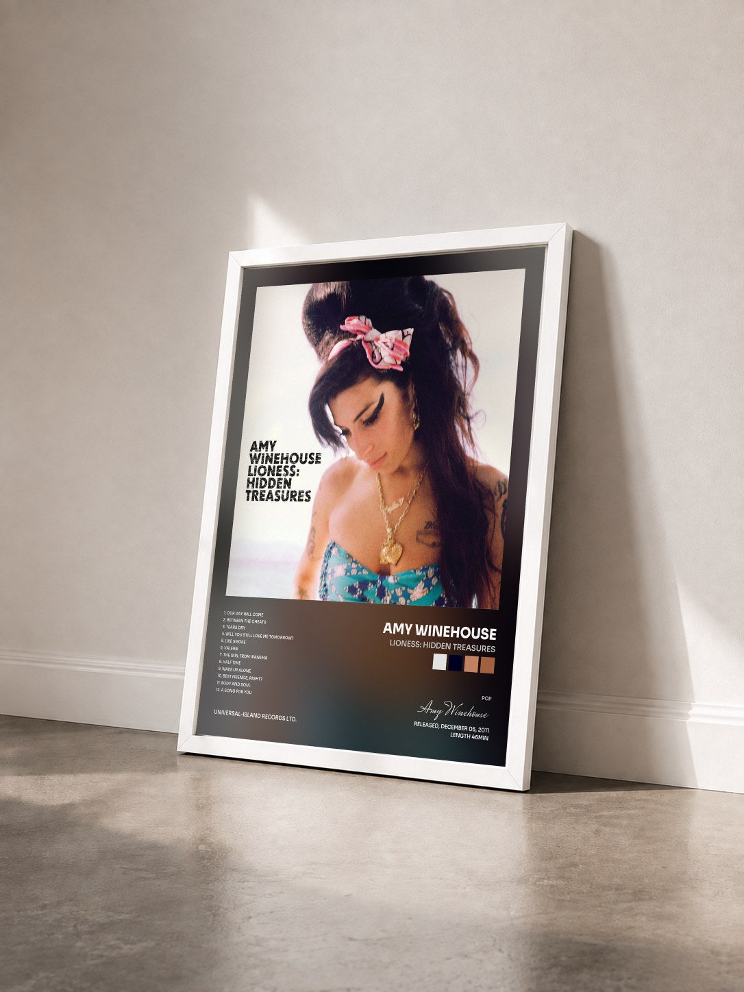 #blanc Tableau de l'album Lioness: Hidden Treasures de Amy Winehouse vu de trois quarts, cadre blanc