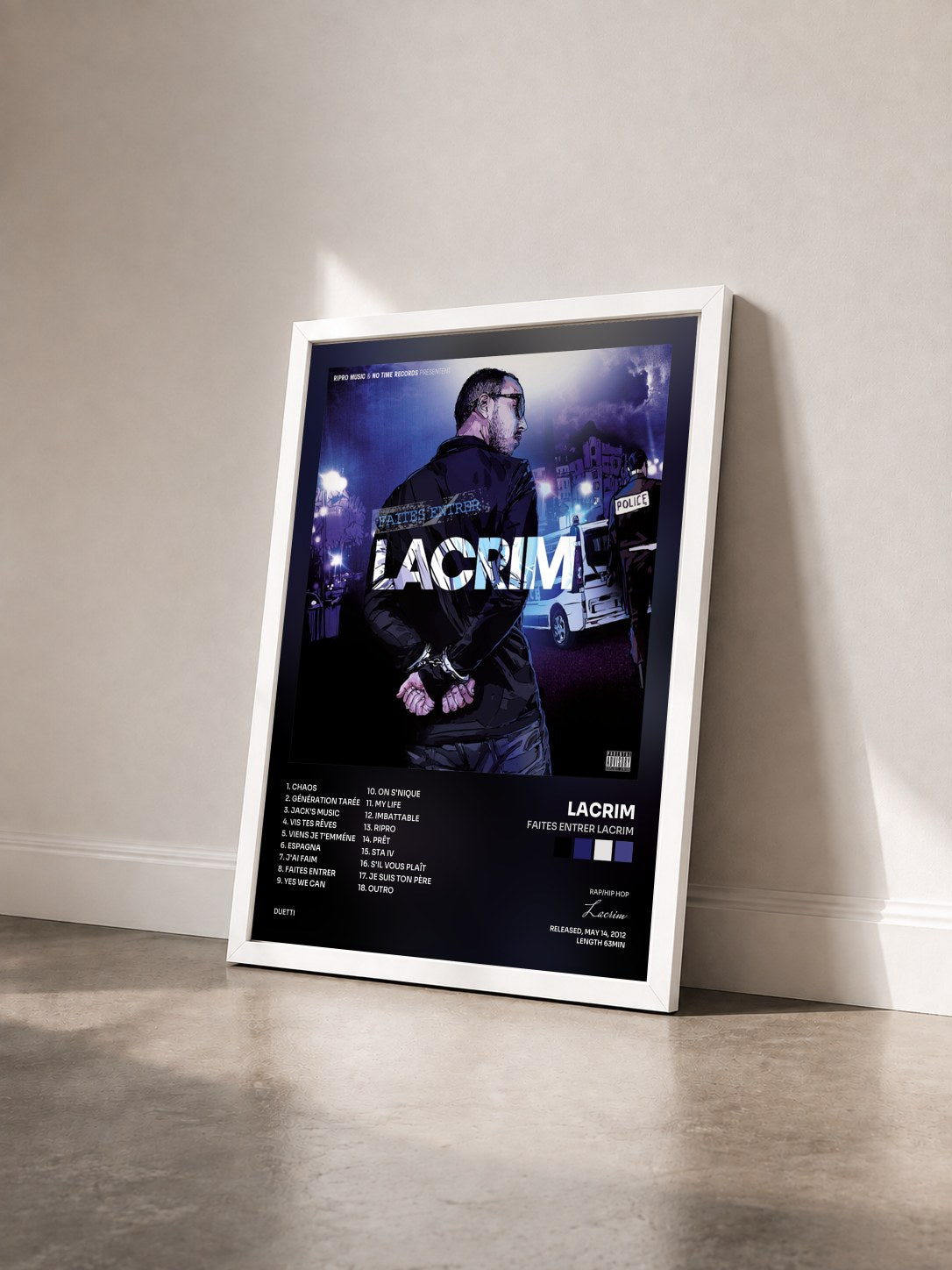 #blanc Tableau de l'album Faites entrer Lacrim de Lacrim vu de trois quarts, cadre blanc