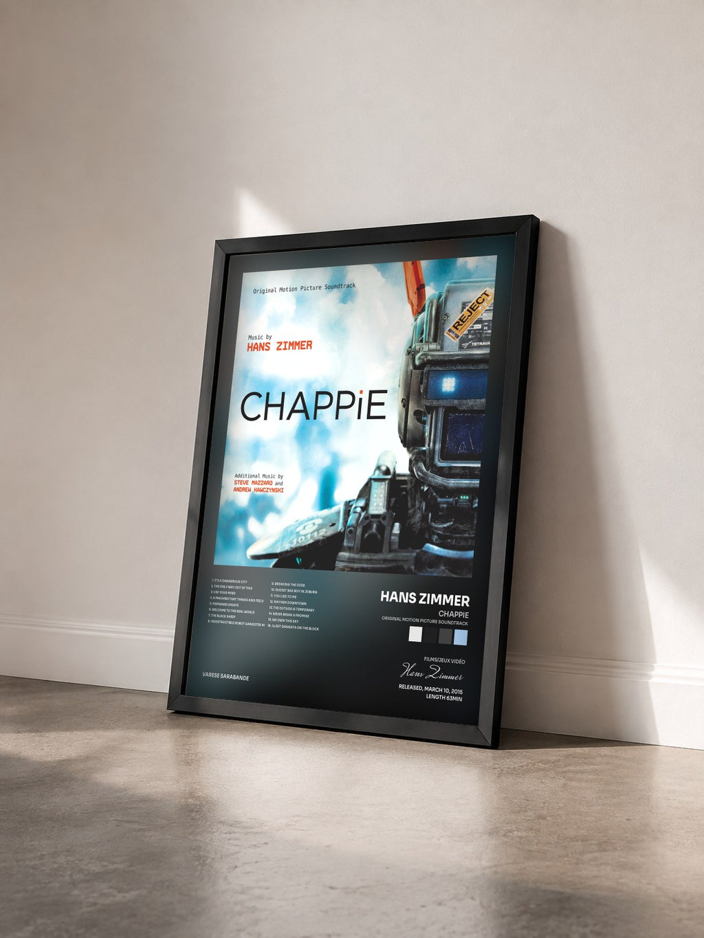 #noir Tableau de l'album Chappie (Original Motion Picture Soundtrack) de Hans Zimmer vu de trois quarts, cadre noir