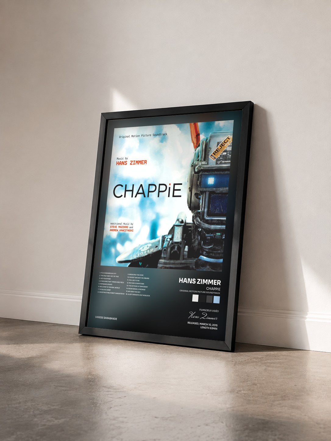 #noir Tableau de l'album Chappie (Original Motion Picture Soundtrack) de Hans Zimmer vu de trois quarts, cadre noir