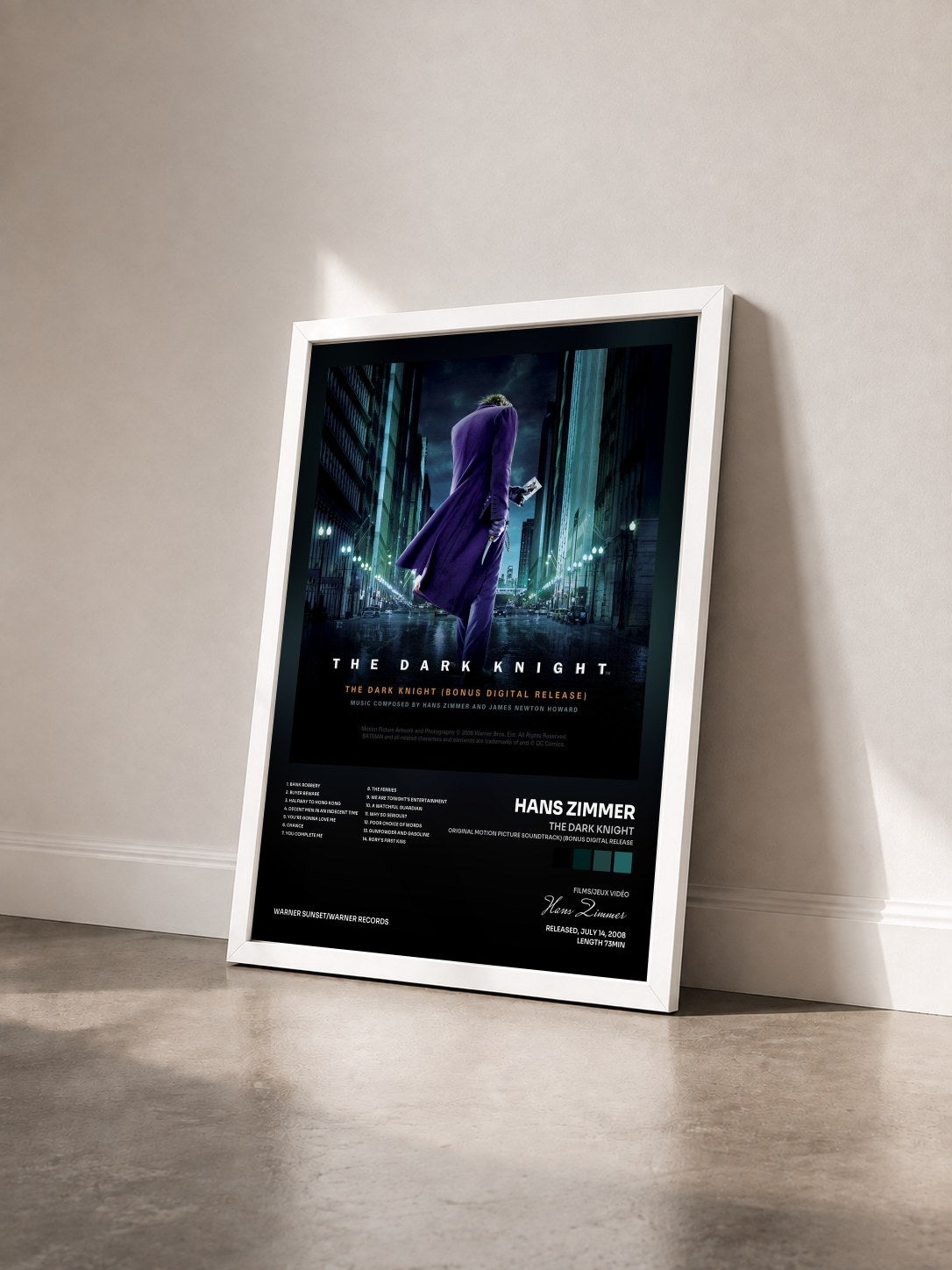 #blanc The Dark Knight (Original Motion Picture Soundtrack) (Bonus Digital Release) di Hans Zimmer in stampa incorniciata vista di tre quarti, cornice bianca