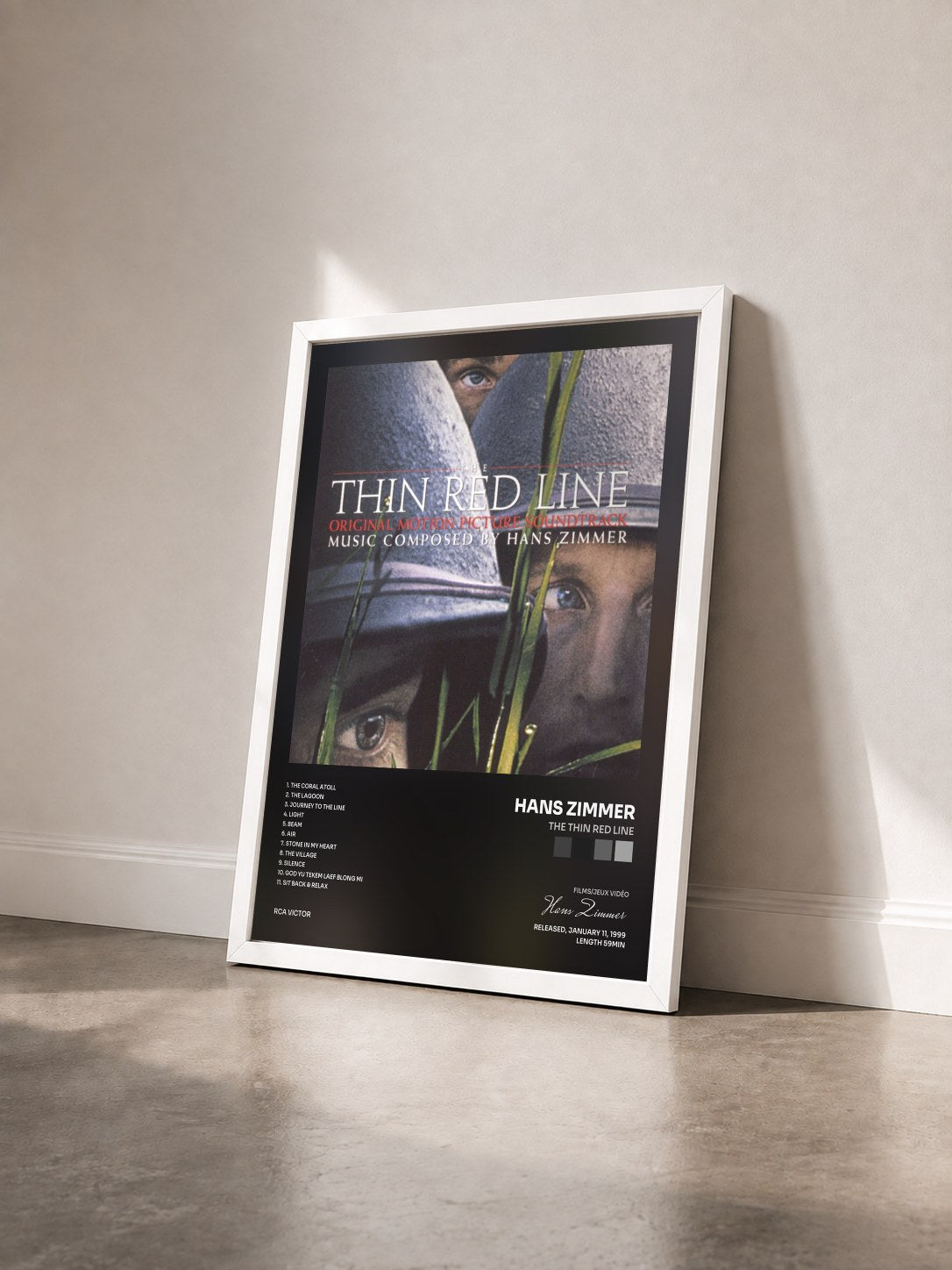 #blanc The Thin Red Line di Hans Zimmer in stampa incorniciata vista di tre quarti, cornice bianca