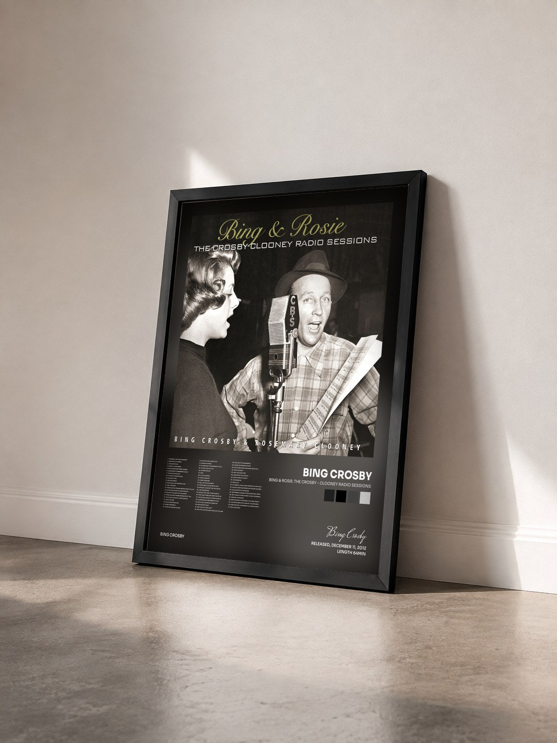 #noir Tableau de l'album Bing & Rosie: The Crosby - Clooney Radio Sessions de Bing Crosby vu de trois quarts, cadre noir