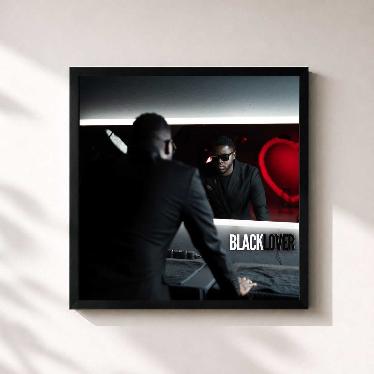 #noir Black Lover von Driks als quadratischer Kunstdruck, schwarzer Rahmen 32x32 cm