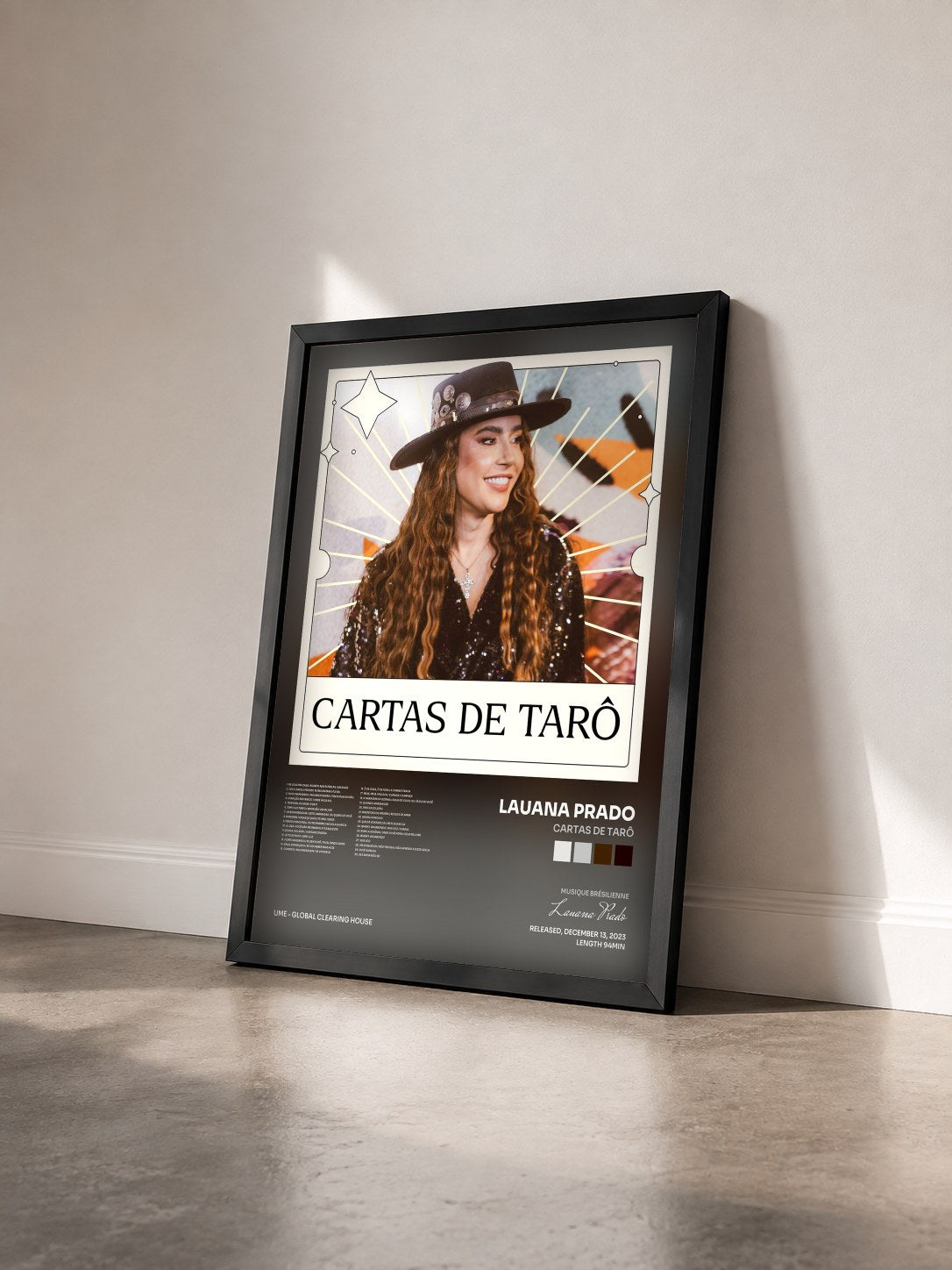 #noir Tableau de l'album Cartas de Tarô de Lauana Prado vu de trois quarts, cadre noir