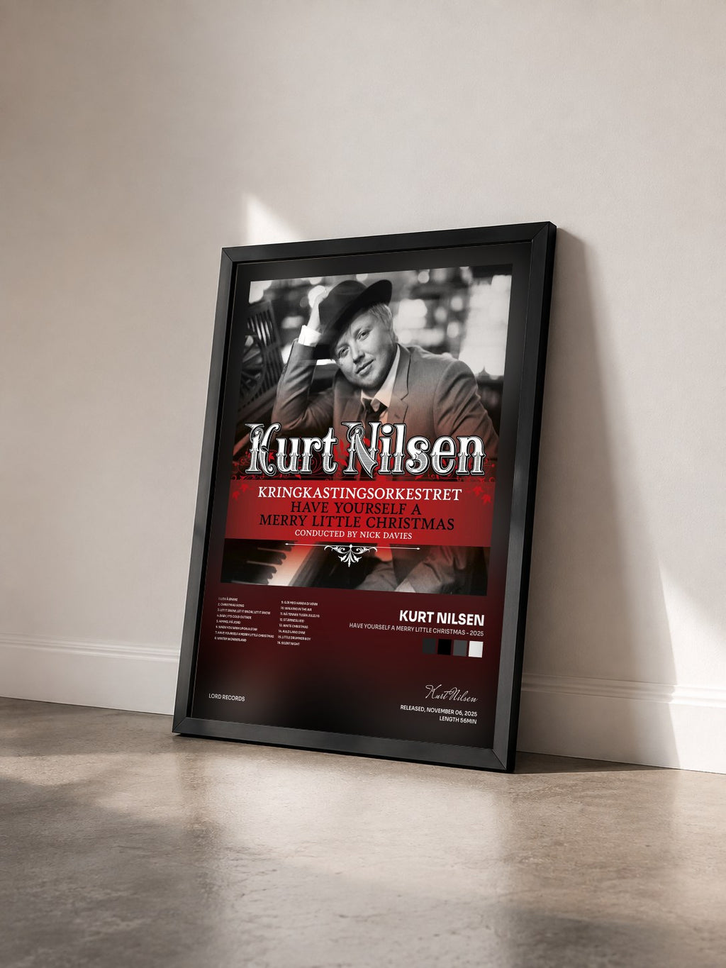 #noir Tableau de l'album Have Yourself A Merry Little Christmas - 2025 de Kurt Nilsen vu de trois quarts, cadre noir