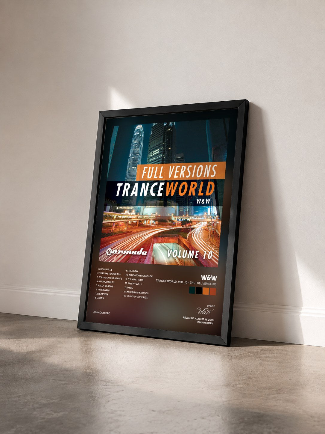 #noir Tableau de l'album Trance World, Vol. 10 - The Full Versions de W&W vu de trois quarts, cadre noir