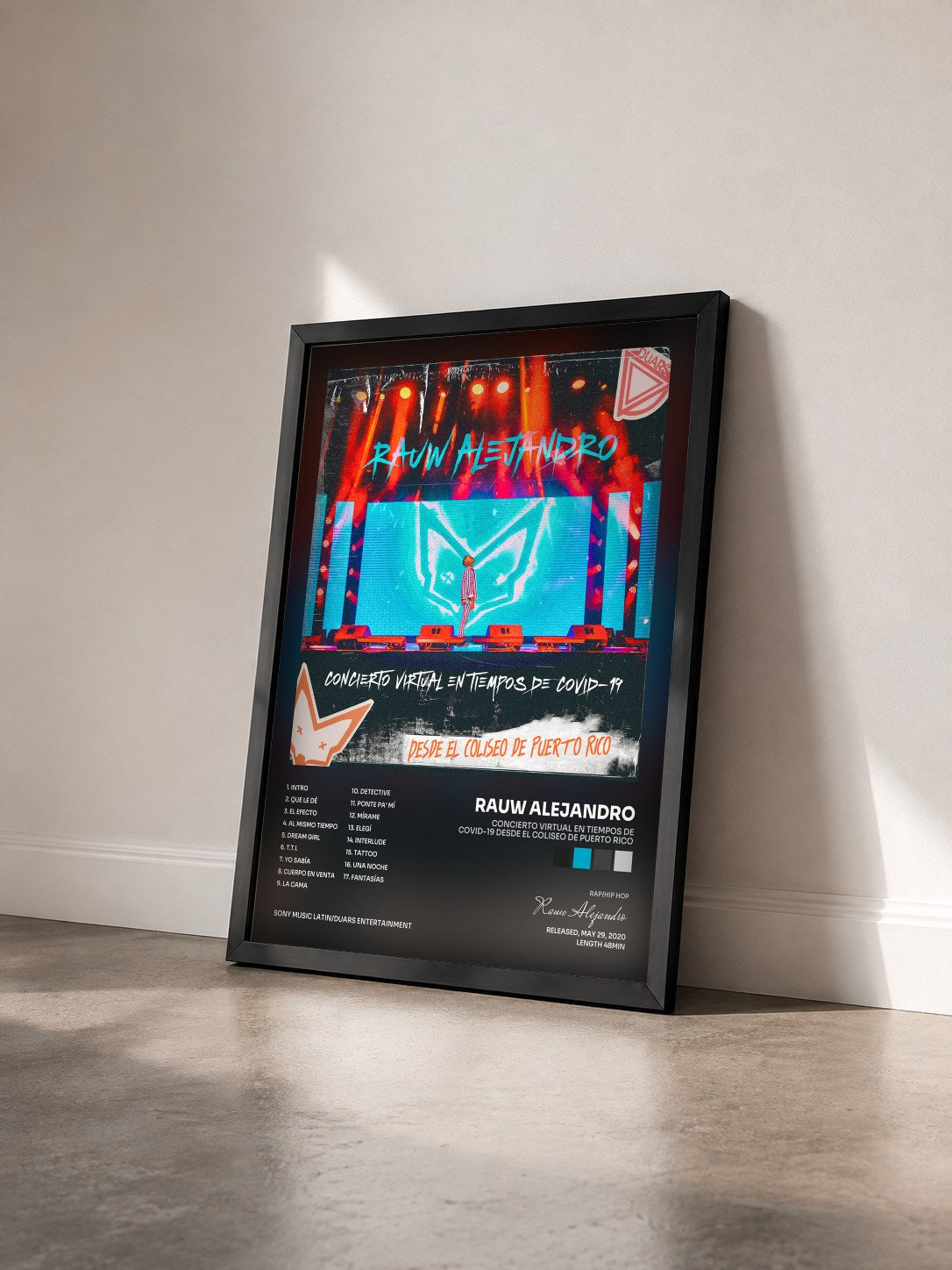 #noir Concierto Virtual en Tiempos von COVID-19 Desde el Coliseo de Puerto Rico de Rauw Alejandro als gerahmter Kunstdruck von schräg gesehen, schwarzer Rahmen
