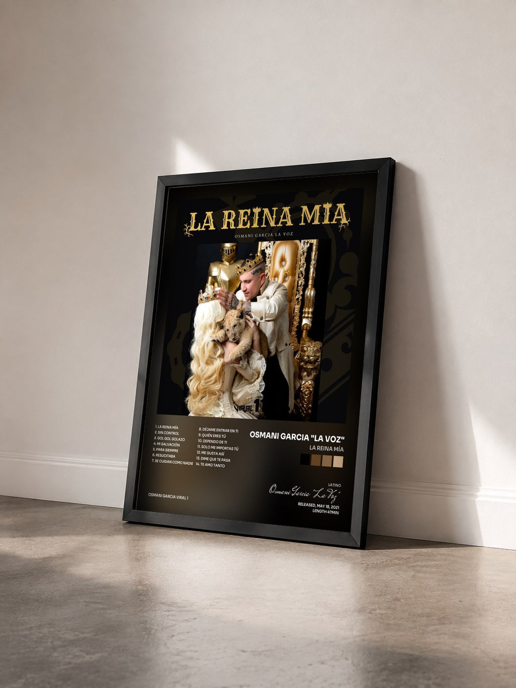 #noir Tableau de l'album La Reina Mía de Osmani Garcia "La Voz" vu de trois quarts, cadre noir