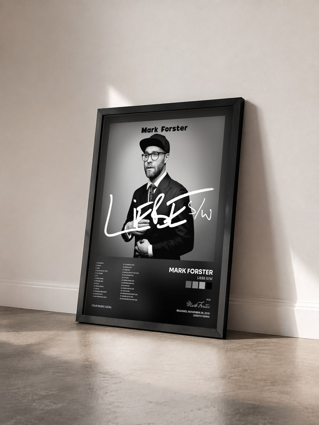 #noir Tableau de l'album LIEBE s/w de Mark Forster vu de trois quarts, cadre noir