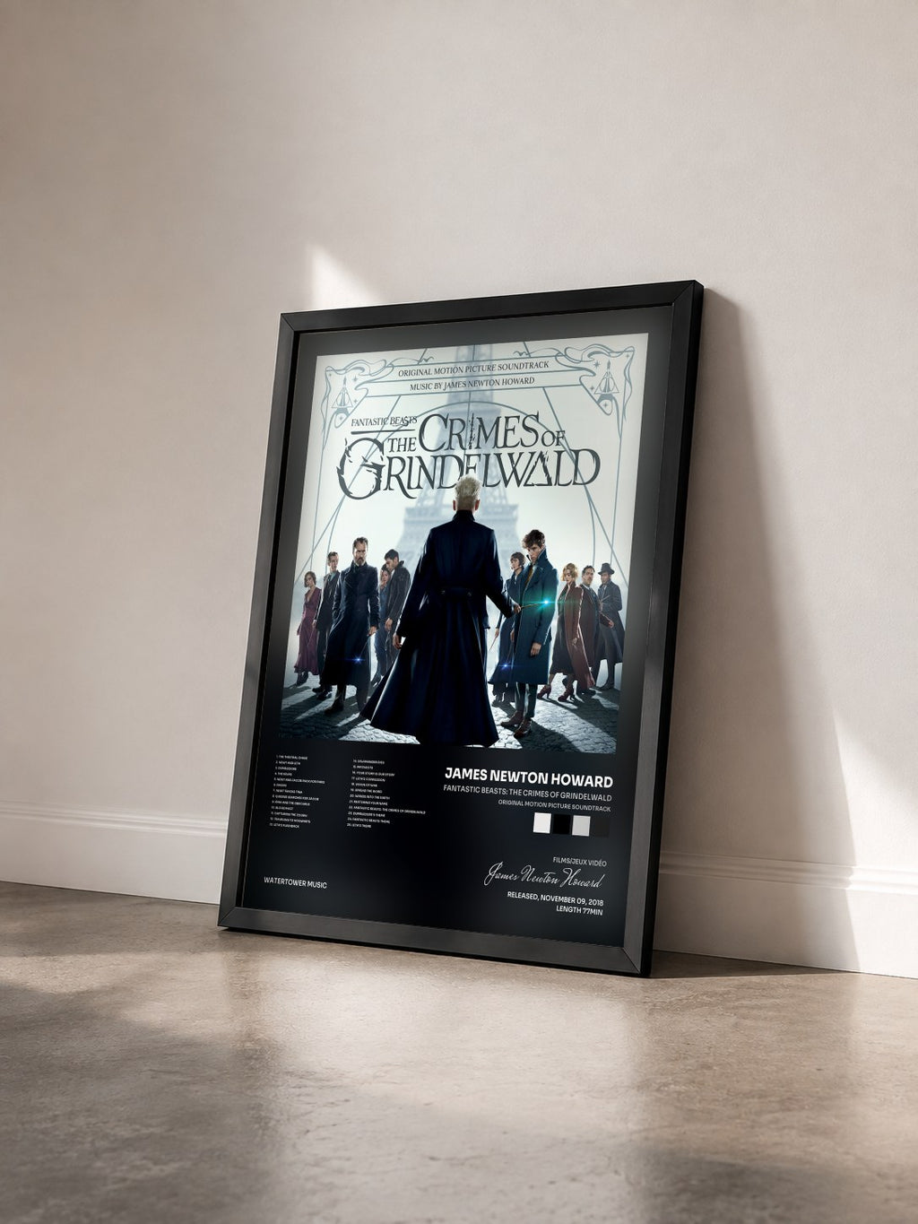 #noir Fantastic Beasts: The Crimes Of Grindelwald (Original Motion Picture Soundtrack) von James Newton Howard als gerahmter Kunstdruck von schräg gesehen, schwarzer Rahmen